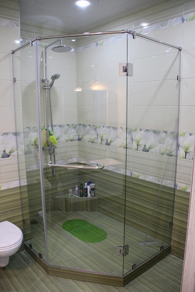 Стеклянная кабинка для душа трапеция